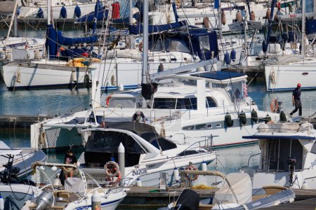 Foto de Italia, Sicilia, Mar Mediterráneo, Marina di Ragusa (Provincia de Ragusa); 11 de mayo de 2024, personas y yates de lujo en el puerto - EDITORIAL - Imagen libre de derechos