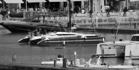 Foto de Italia, Sicilia, Mar Mediterráneo, Marina di Ragusa (provincia de Ragusa); 12 de mayo de 2024, personas en un velero en el puerto - EDITORIAL - Imagen libre de derechos