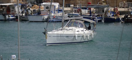 Foto de Italia, Sicilia, Mar Mediterráneo, Marina di Ragusa (Provincia de Ragusa); 14 de mayo de 2024, velero en el puerto - EDITORIAL - Imagen libre de derechos