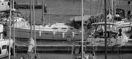 Foto de Italia, Sicilia, Mar Mediterráneo, Marina di Ragusa (Provincia de Ragusa); 14 de mayo de 2024, yates de lujo en el puerto - EDITORIAL - Imagen libre de derechos