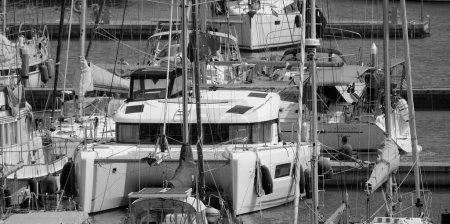 Foto de Italia, Sicilia, Mar Mediterráneo, Marina di Ragusa (Provincia de Ragusa); 14 de mayo de 2024, yates de lujo en el puerto - EDITORIAL - Imagen libre de derechos