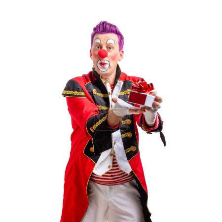 Téléchargez les photos : Un drôle de clown à l'expression joyeuse et souriante, isolé sur fond blanc - en image libre de droit
