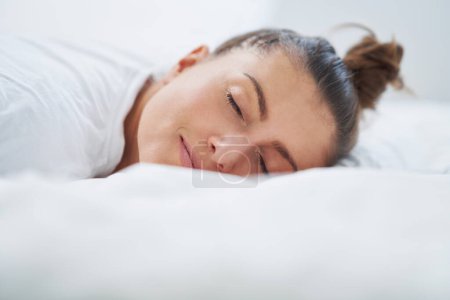 Mujer agradable en la cama relajante o haciendo yoga. Foto de alta calidad