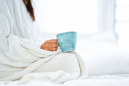 Téléchargez les photos : Jeune femme agréable au lit avec café ou tasse de thé. Photo de haute qualité - en image libre de droit