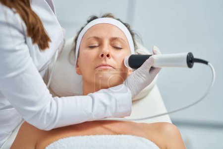 Téléchargez les photos : Woman in a beauty salon having face and body treatment. High quality photo - en image libre de droit