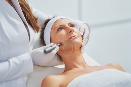 Téléchargez les photos : Woman in a beauty salon having needle mesotherapy treatment. High quality photo - en image libre de droit