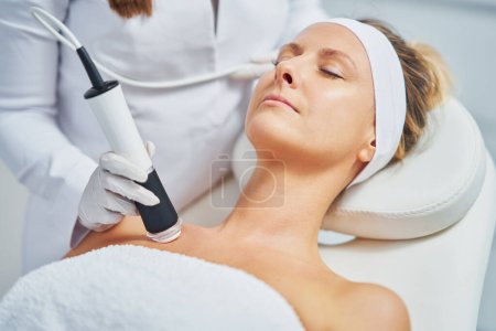 Téléchargez les photos : Woman in a beauty salon having face and body treatment. High quality photo - en image libre de droit