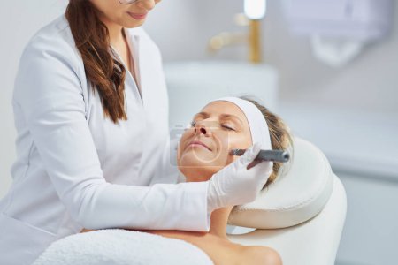 Téléchargez les photos : Woman in a beauty salon having needle mesotherapy treatment. High quality photo - en image libre de droit