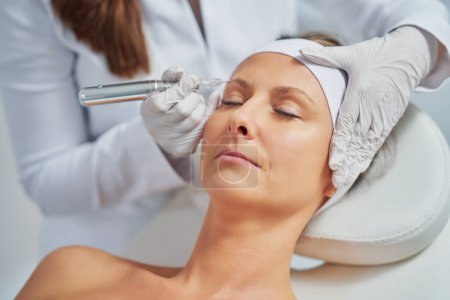 Téléchargez les photos : Woman having permanent eyebrows cosmetology treatment. High quality photo - en image libre de droit