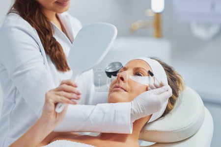 Téléchargez les photos : Woman having cosmetology eyebrows treatment in beauty salon. High quality photo - en image libre de droit