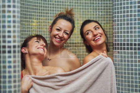 Foto de Un grupo de chicas en la ducha después de la sauna. Foto de alta calidad - Imagen libre de derechos