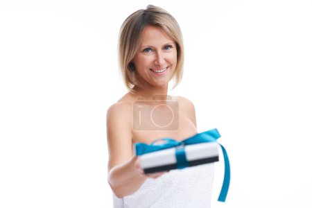 Téléchargez les photos : Picture of nice blonde woman holding gift or voucher. High quality photo - en image libre de droit