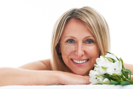 Téléchargez les photos : Image de belle femme blonde avec des fleurs. Photo de haute qualité - en image libre de droit