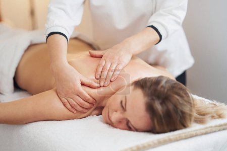 Foto de Mujer con masaje corporal en el estudio. Foto de alta calidad - Imagen libre de derechos