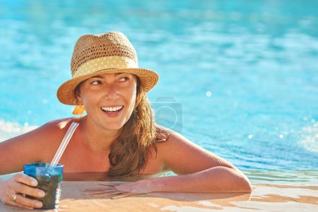 Téléchargez les photos : Fermer les images d'une femme dans la piscine. Photo de haute qualité - en image libre de droit