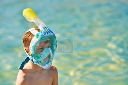 Téléchargez les photos : Portrait de jeune garçon en masque de plongée avec tuba. Photo de haute qualité - en image libre de droit