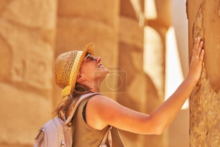 Téléchargez les photos : Femme touristique dans le temple Karnak à Louxor Egypte. Photo de haute qualité - en image libre de droit