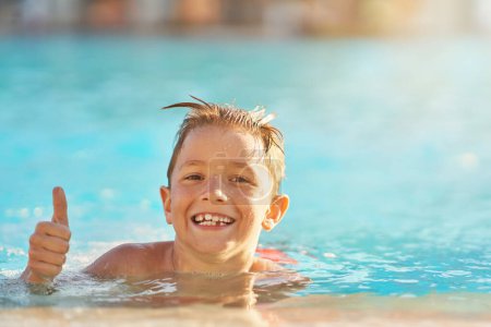 Foto de Imagen de un niño jugando en un parque acuático al aire libre. Foto de alta calidad - Imagen libre de derechos