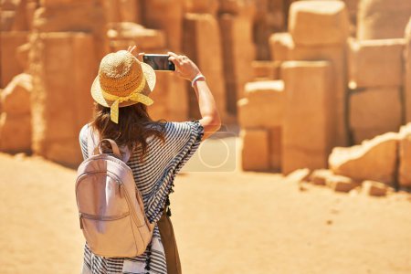 Téléchargez les photos : Femme touristique dans le temple Karnak à Louxor Egypte. Photo de haute qualité - en image libre de droit