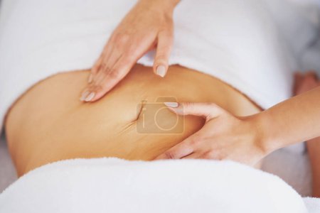 Foto de Mujer teniendo un masaje de vientre en el salón. Foto de alta calidad - Imagen libre de derechos