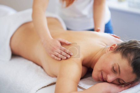 Foto de Mujer morena teniendo masaje de espalda en el salón. Foto de alta calidad - Imagen libre de derechos