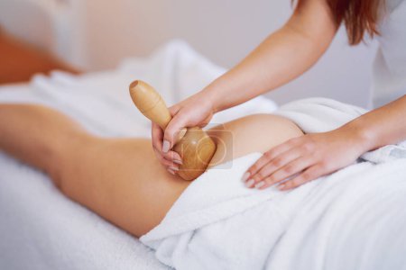 Foto de Mujer en terapia de masaje con herramientas de madera. Foto de alta calidad - Imagen libre de derechos