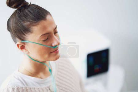 Téléchargez les photos : Image d'une femme ayant une inhalation d'hydrogène moléculaire. Photo de haute qualité - en image libre de droit
