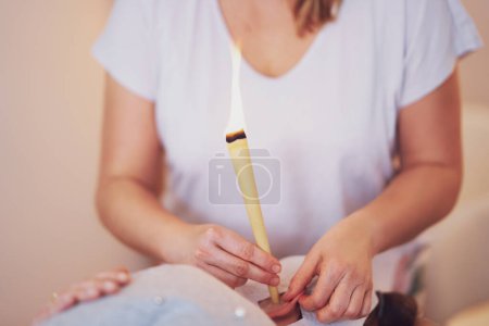 Foto de Imagen de una mujer teniendo una concha de terapia con velas. Foto de alta calidad - Imagen libre de derechos