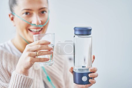 Foto de Imagen de una mujer con agua de hidrógeno en la mano. Foto de alta calidad - Imagen libre de derechos