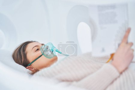 Bild einer brünetten Frau in einer Sauerstoffkabine. Hochwertiges Foto