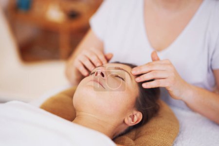 Téléchargez les photos : Femme ayant massage du visage de style japonais dans le salon. Photo de haute qualité - en image libre de droit