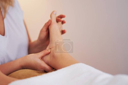 Frau bei Fußreflexzonenmassage im Salon. Hochwertiges Foto