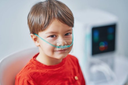 Foto de Imagen de un niño joven con inhalación molecular de hidrógeno. Foto de alta calidad - Imagen libre de derechos
