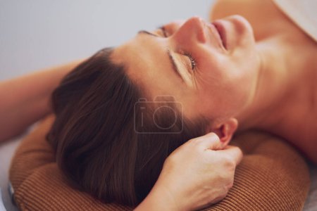 Téléchargez les photos : Femme ayant massage du visage de style japonais dans le salon. Photo de haute qualité - en image libre de droit