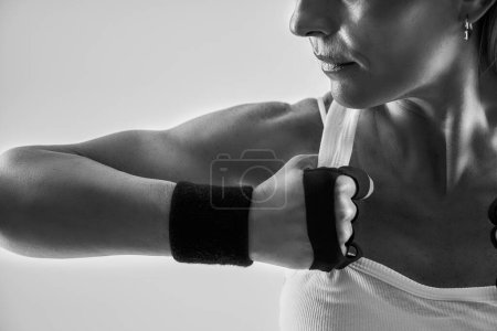 Téléchargez les photos : Photo du corps athlétique attrayant de la femme musculaire. Photo de haute qualité - en image libre de droit