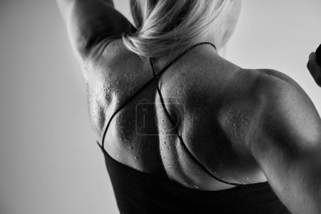 Téléchargez les photos : Photo du corps athlétique attrayant de la femme musculaire. Photo de haute qualité - en image libre de droit
