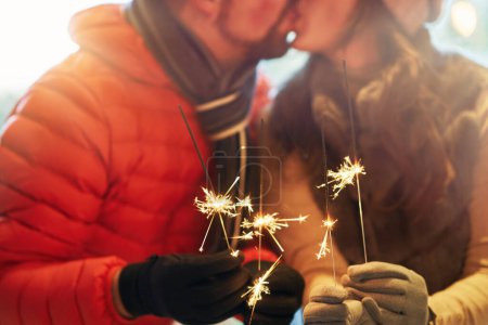 Téléchargez les photos : Photo de couple avec des étincelles du Nouvel An. Photo de haute qualité - en image libre de droit