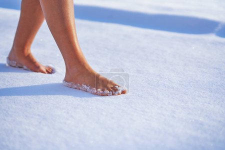 Téléchargez les photos : Photo de femme s'amusant sur la neige en hiver. Photo de haute qualité - en image libre de droit