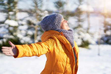 Foto de Imagen de la mujer divirtiéndose en la nieve en invierno. Foto de alta calidad - Imagen libre de derechos