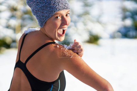 Téléchargez les photos : Photo de femme s'amusant sur la neige en hiver. Photo de haute qualité - en image libre de droit