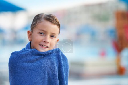 Foto de Imagen de un niño joven en toalla después de jugar en el parque acuático al aire libre. Foto de alta calidad - Imagen libre de derechos