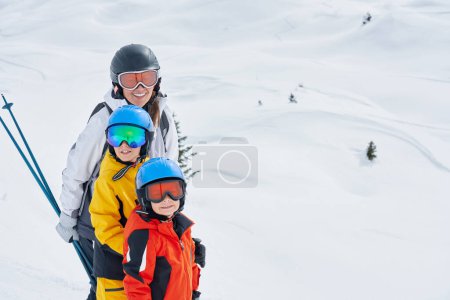 Téléchargez les photos : Photo de mère enseigner le ski à ses enfants à Madonna di Campiglio. Photo de haute qualité - en image libre de droit