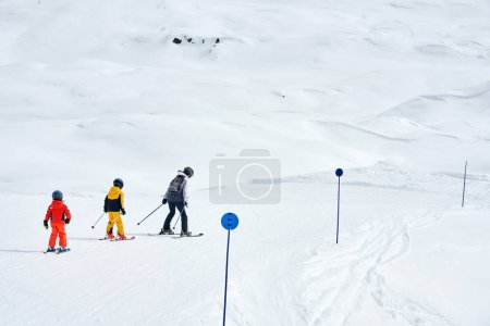 Foto de Foto de madre enseñando a esquiar a sus hijos en Madonna di Campiglio. Foto de alta calidad - Imagen libre de derechos
