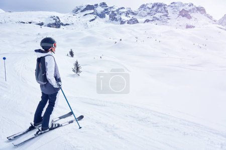 Foto de Foto de mujer esquiando en Madonna di Campiglio. Foto de alta calidad - Imagen libre de derechos