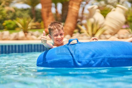 Téléchargez les photos : Picture of a small boy having fun in aquapark outdoor on tube. High quality photo - en image libre de droit