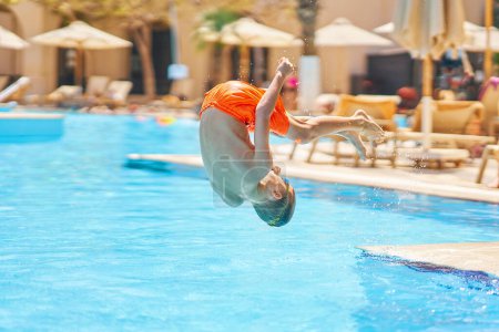 Foto de un niño saltando a la piscina en Egipto. Foto de alta calidad