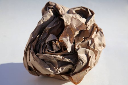 Foto de Paper. Rolled Up Brown Paper. Crumpled brown paper bag. Shipping and Packing Paper. close up. crumpled brown ball. Recycling - Imagen libre de derechos