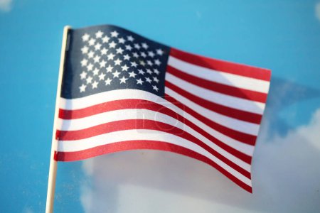 Foto de Bandera americana en el fondo del cielo - Imagen libre de derechos