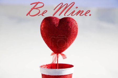 Téléchargez les photos : Red heart toy with text - en image libre de droit