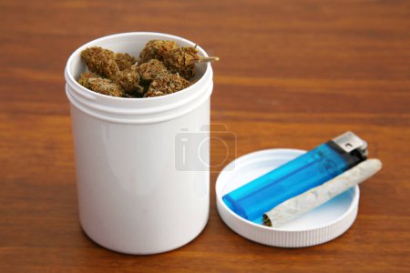 Téléchargez les photos : Marijuana. Cannabis. Medical Marijuana. Marijuana Joint  with  Fresh Buds, lighter - en image libre de droit
